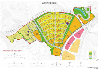 色分けされた住宅区画や道路、公園、公共施設などの配置が詳細に描かれた土地利用計画平面図の画像