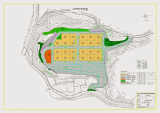 広い宅地造成区域の設計図で、住宅地の区画や緑地、公園、道路が色分けされて表示されており、右上に北の方角が示されている土地利用計画平面図