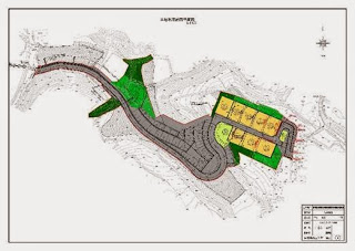 山の斜面に沿って整備された道路と宅地予定地の配置が色分けされて描かれており、右側に住宅区画、左側に道路が伸びている土地利用計画平面図の画像