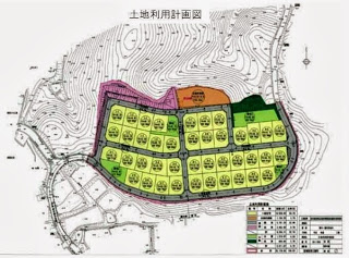 等高線で山の地形を示し、色分けされた区域に住宅地や緑地、公園などが計画的に配置されている宅地開発計画図の画像