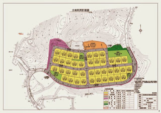 起伏のある地形に沿って宅地、集会所、公園、調整池などが色分けされて配置された土地利用計画図の画像