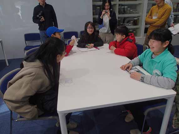 子どもたちがグループごとに座って話しをしている様子の写真