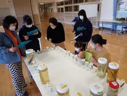 標本瓶を見ながら観察記録をつけている参加者の写真