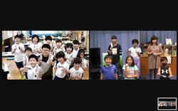 2箇所をオンラインでつながりながら集合写真を撮っている子どもたちの写真