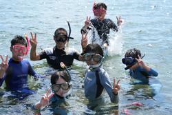 浅瀬でシュノーケリングを楽しむ子どもたちの写真