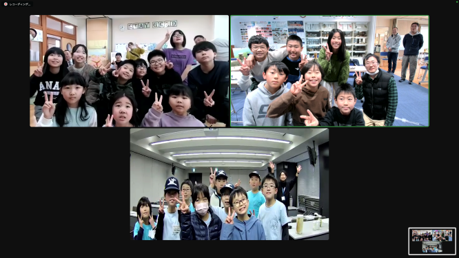 3つの学校の子どもたちが画面越しにピースをして、笑顔で交流しているZoomの集合写真