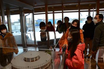 博物館の展示模型を興味深く見ている子どもたちの写真