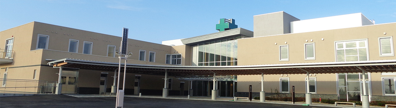 南三陸病院の外観 上部に緑の十字マークが掲げられている