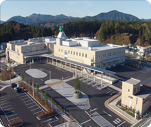 南三陸病院の建物前に広いロータリーがあり、建物に沿って屋根付きの通路がある様子を上から撮影した写真