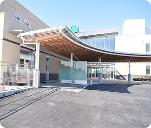 屋根付きの通路が設けられた南三陸病院のエントランスの写真