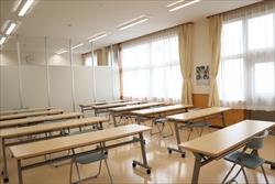 椅子が1脚ずつ設置された長机が2列に並んでいる研修室2の室内写真