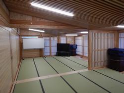 畳が敷かれた和室の一角にホワイトボードとテレビが置かれている和室の写真