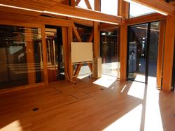 床、柱、壁、天井などに木材が使用され、壁一面が窓になっている第一研修室になっている