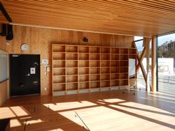 木製の棚が壁沿いに並び壁一面の大きな窓から自然光が差し込む明るい第二研修室の写真