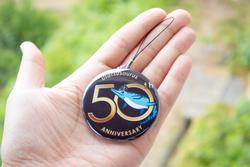 手のひらに乗せられた缶バッジストラップの写真