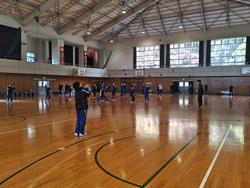 ジャージを着たたくさんの生徒たちが体育館に広がって、バスケットボールをしている写真