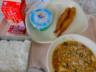 ピンクのトレーに給食が左から時計回りに牛乳、ヨーグルト、ししゃもフライ、マーボー豆腐、ごはんと並んでいる写真