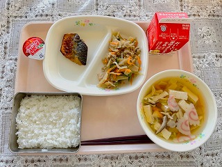 ピンクのトレーに給食が左から時計回りにミニりんごゼリー、さばの照り焼き、豚肉とごぼうの味噌炒め、牛乳、すまし汁、ごはんが並んでいる写真