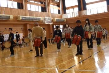 体育館の中で、村岡さん指導のもと、子どもたちが「行山流水戸辺鹿子躍」の練習をしている写真