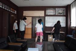 校長室のドアや壁を数名の教員の方たちが清掃している写真