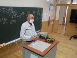 マスクを付け教壇に立っている阿部一郎さんの写真