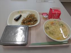 ピンクのトレイにご飯、さんまの梅煮、豚肉とごぼうの味噌炒め、かき玉汁、ミニリンゴゼリー、牛乳が並んだ給食の写真