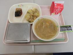 ピンクのトレイの上に、ごはん、塩肉じゃが、ひきな汁、味付けのり、牛乳パックが並べられた給食の写真