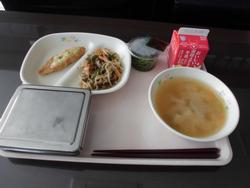 ピンクのトレイにご飯、ささかまの磯辺揚げ、もやしの炒り煮、牛乳、めかぶとろろ、じゃがいもの味噌汁が並んだ給食の写真