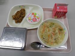 白い仕切りのある皿に入った1種類のおかず、デザートらしきカップ、白い器に入ったかき玉汁のようなスープ、銀色の蓋付きの容器、そして牛乳パックがピンク色のトレーにのせられている給食の写真