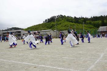 白い衣装を着た子供達がよさこい踊りを披露している写真