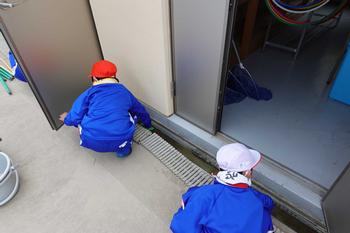 子ども2人が座って、隅々まで掃除をする様子の写真