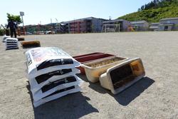 袋に入った土が重ねて置かれ、プランターが並べられ、花を植える準備がされた写真