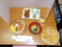 わっぱめしや味噌汁、小皿料理とお冷が並んだ和食の定食の写真