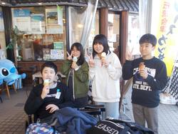 児童たちが並んでアイスクリームを持ち、笑顔でポーズをとっている写真