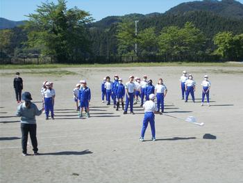 白い旗を持った男の子が1人前に立ち、その後ろに5列に並んでいる白組の児童たちの写真