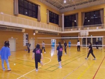 体育館で保護者の方が集まってバレーボールの練習が行われている様子の写真