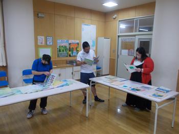 3名の方が立ちながら長机に展示されている資料に目をとおしている写真