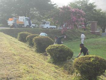 校舎内の周りをきれいに草刈りをしている人達の写真