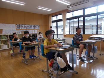 机に座わっている生徒たちを教室の左斜め前から写した写真