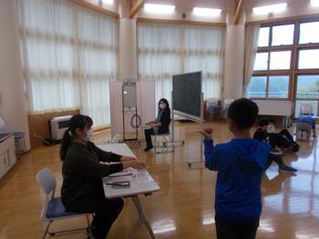 室内で男の子が視力測定をしている様子を写した写真