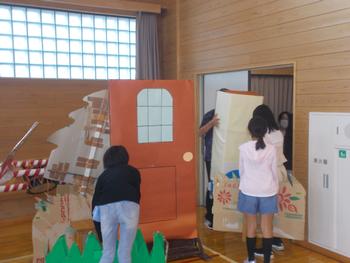 体育館の倉庫から荷物を運んでいる子供たちの写真