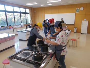 調理室で各調理台にわかれ子供たちがジャムを作っている様子を写した写真