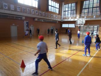 体育館内で親子ドッジボールを楽しんでいる写真