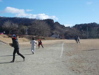 校庭でキャッチボールなどを楽しんでいる子供たちの写真