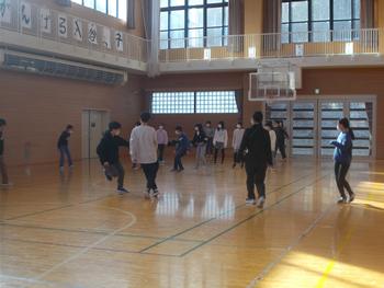 体育館で複数の生徒がマスクをつけ、各グループに分かれてレクリエーション活動を楽しんでいる様子の写真
