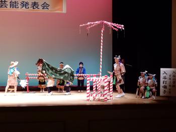 第17回子どもたちのための郷土芸能発表会の舞台の上で入谷打囃を披露している子供たちの写真