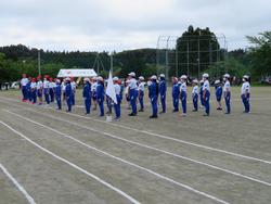 青いジャージを着た児童たちが複数の列に並び整列している運動会の開会式での写真