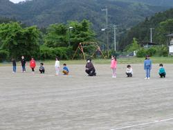 グランドの真ん中に一列に並んでいる子どもたちの写真