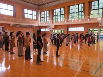 体育館内に児童が整列している様子を写した写真