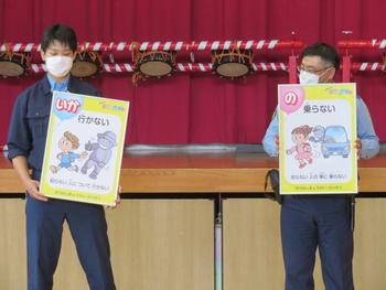 2名の男性警官がパネルを持ち講話を行っている写真